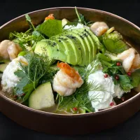 Зеленый салат со страчателлой и креветками