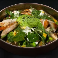 Зеленый салат со страчателлой и куриной грудкой