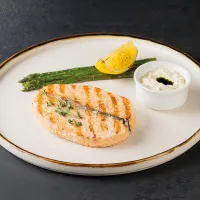 Salmon steak with asparagus