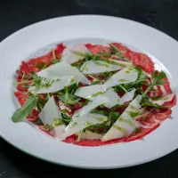 Карпаччо с горчичной заправкой, пармезаном и руколой