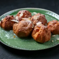 Профитроли с заварным кремом и соусом из дыни