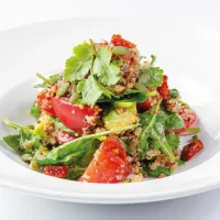 Salad with quinoa & tomatoes